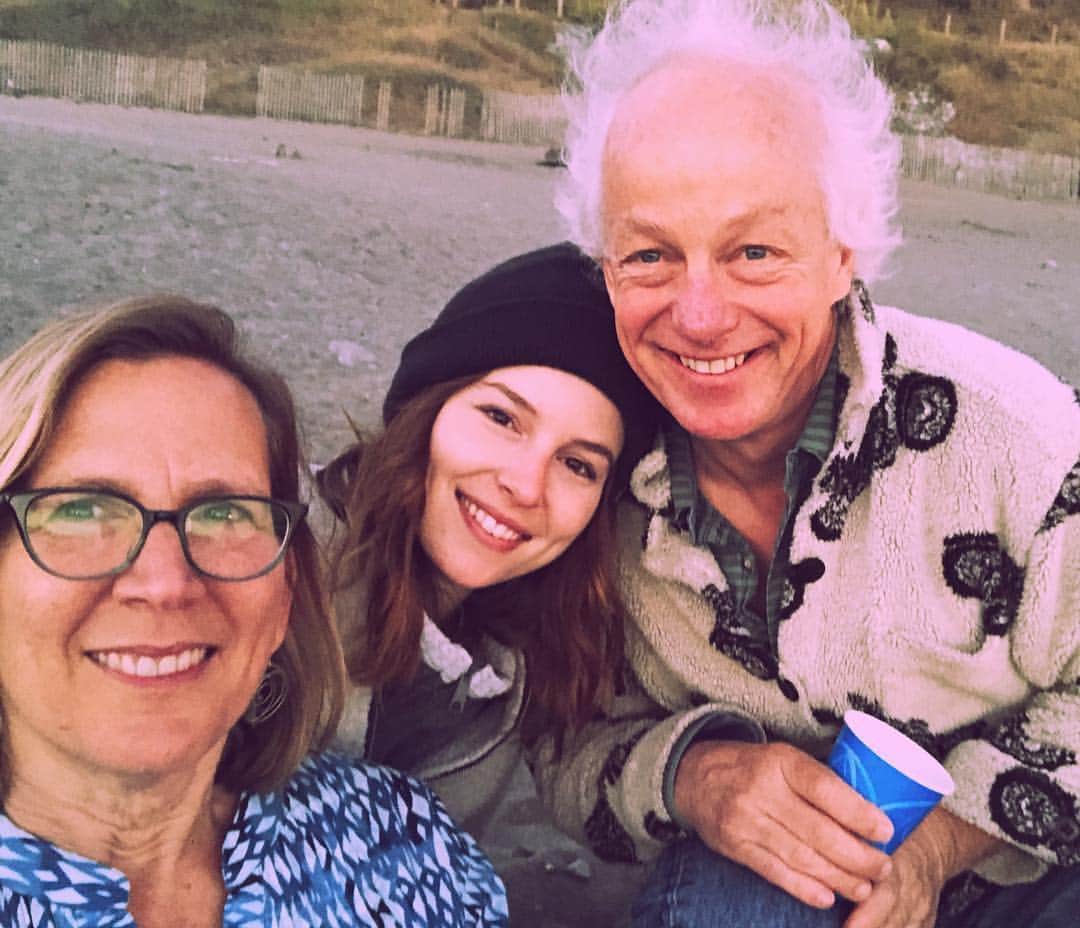 ブリジット・メンドラーのインスタグラム：「Bird always comes back to the nest 🐥」