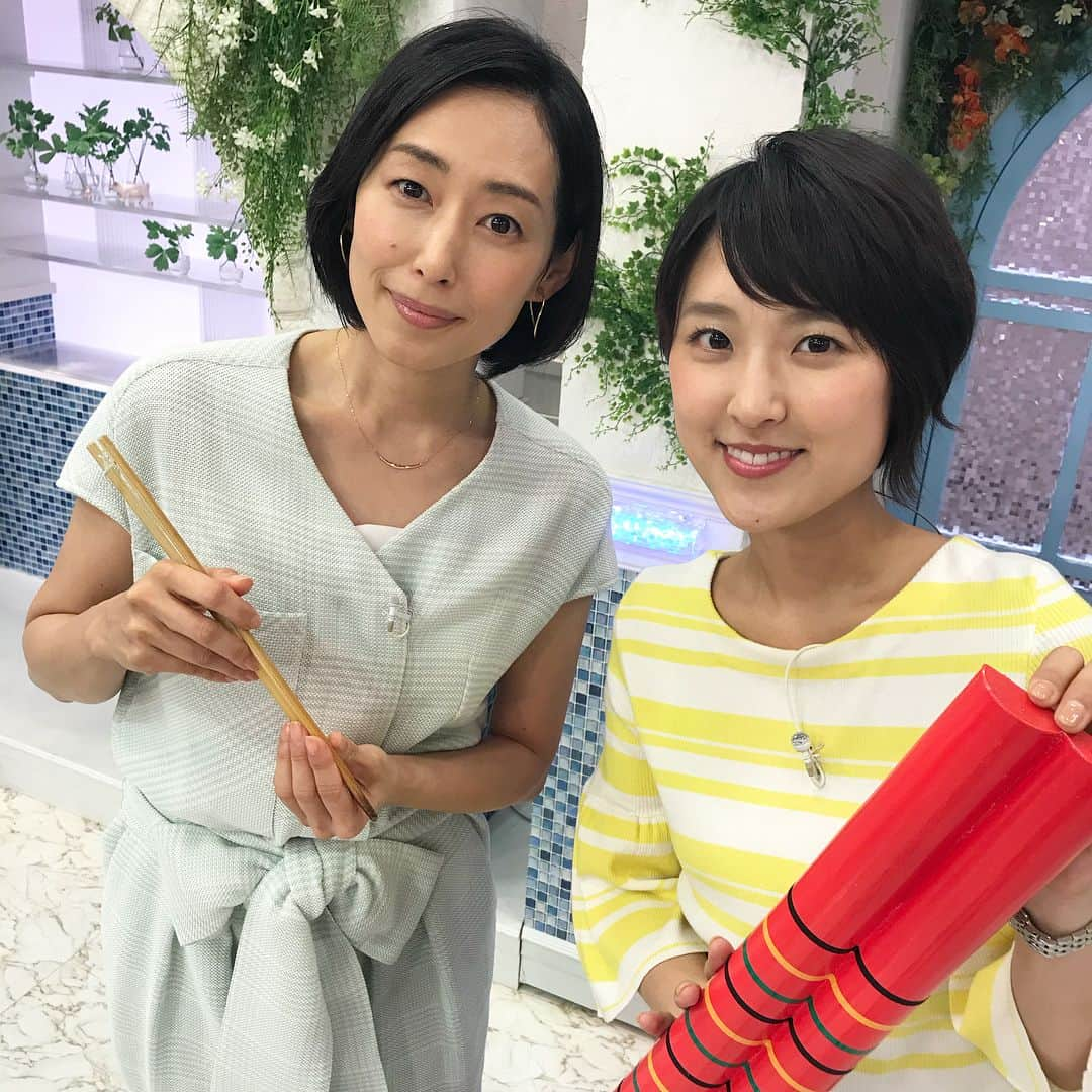 あさイチさんのインスタグラム写真 - (あさイチInstagram)「マイ菜箸持ってパチリ📸 #木村多江 さん #近江アナのは #セットです #長さ150cm #菜箸 #さいばし #お箸 #🥢 #近江友里恵 アナ  #nhk #あさイチ #8時15分から」7月2日 11時49分 - nhk_asaichi