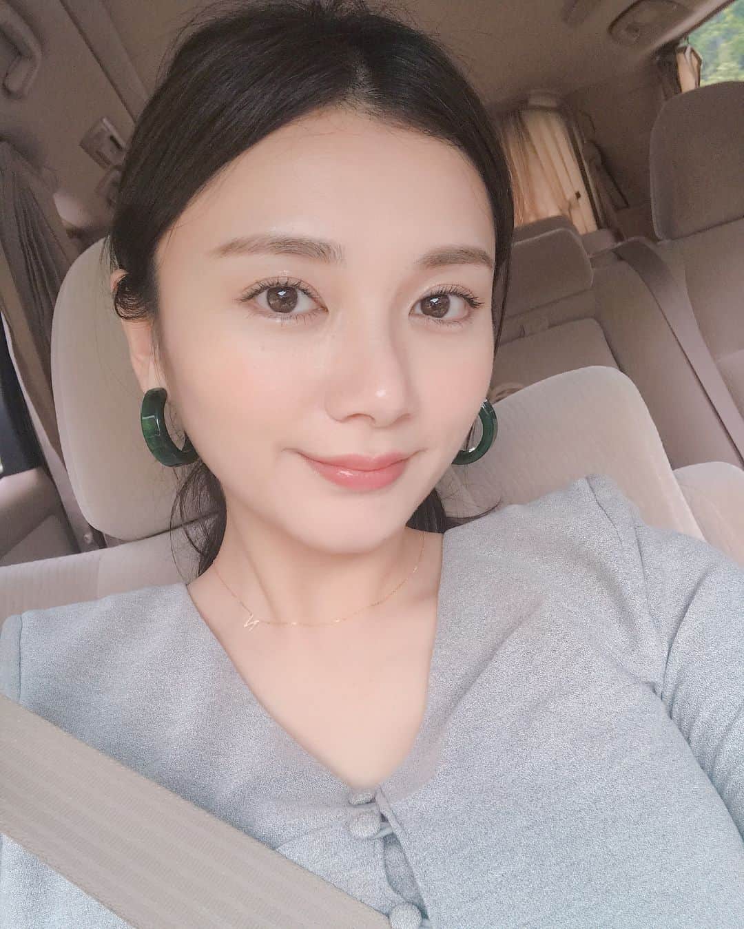 今井成美のインスタグラム：「兄家族に会いに長野県に行ってきたよ😚 兄は、長野県の諏訪市で飲食店をやっているのだけどとっても美味しいので諏訪に行った際は是非食べに行ってみてね😘  #たつじん #炭火と地酒のたつじん #手打ちで仕込んだ本格串焼き諏訪の地酒 #信州味噌を使ったもつ煮込み #地元野菜を使用した豚バラ巻串、馬刺しなどなど #オープンして4年目？ #になるけど有り難いことに平日でも予約が取れない時があるみたいだよっ #👏👏👏 #甥っ子が私のお腹さすりながら「起きてる〜？」って聞くの可愛過ぎた😭💕 #しんゆ #旅館から見える諏訪湖がとてもキレイでした😚」