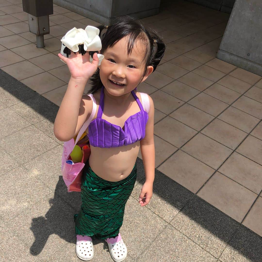 堀えりかさんのインスタグラム写真 - (堀えりかInstagram)「姪っ子ちゃんday2日目は水晶浜〜🏝 姪っ子ちゃんのテーマはアリエル〜🧜‍♀️💕 えりかはもちろん @darea_bikini_official 😎👙笑 . からの海鮮丼と浜焼き〜❤️ 美味しかった💓 おうち帰ってピザパ🍕 . 充実してた〜😆😆😆 .  #姪っ子 #5歳 #海 #水晶浜 #福井 #旅館 #お泊り #水着 #マーメイド #人魚 #シェルビキニ #アリエル #ビキニ #キッズ水着」7月2日 13時17分 - xerikax143