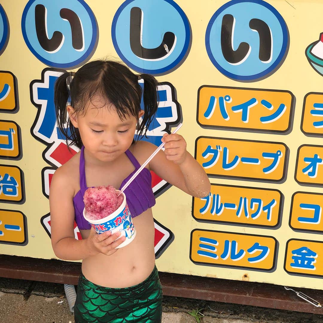 堀えりかさんのインスタグラム写真 - (堀えりかInstagram)「姪っ子ちゃんday2日目は水晶浜〜🏝 姪っ子ちゃんのテーマはアリエル〜🧜‍♀️💕 えりかはもちろん @darea_bikini_official 😎👙笑 . からの海鮮丼と浜焼き〜❤️ 美味しかった💓 おうち帰ってピザパ🍕 . 充実してた〜😆😆😆 .  #姪っ子 #5歳 #海 #水晶浜 #福井 #旅館 #お泊り #水着 #マーメイド #人魚 #シェルビキニ #アリエル #ビキニ #キッズ水着」7月2日 13時17分 - xerikax143