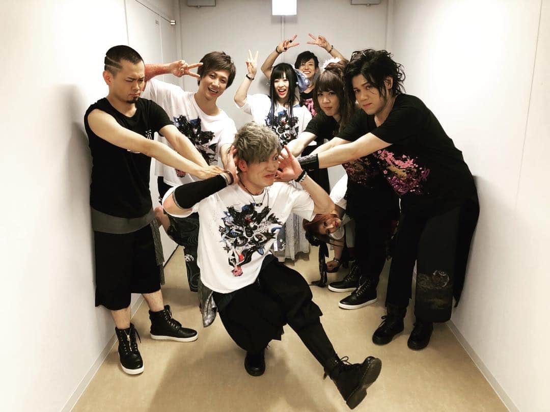 鈴華ゆう子のインスタグラム：「山葵のスクワットにみんなで加重。 #音ノ回廊 #wagakkiband #和楽器バンド」