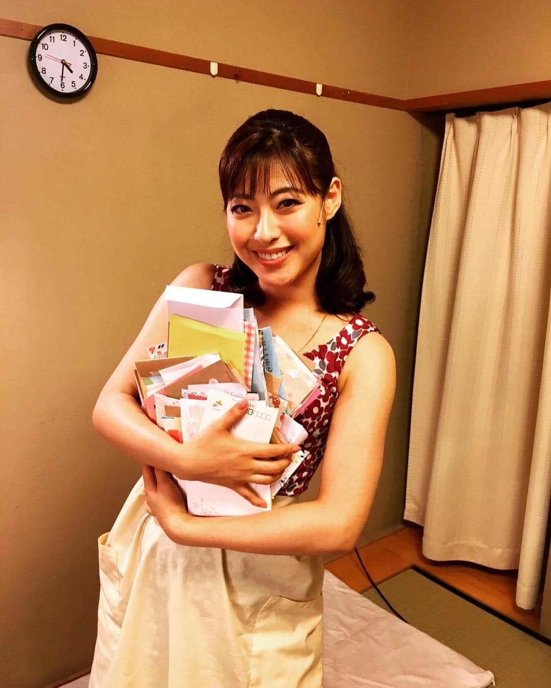 瀧本美織のインスタグラム：「明日3日のよる7時半〜NHK「うたコン」に出演させていただきます💃 写真は音楽劇「マリウス」のファニー🇫🇷みんなからいただいたファンレターと一緒に😘夏にぴったりな熱い歌をお届けします🎤✨ #nhk#うたコン#二度目#ドラマチック#歌物語#スペシャル#夏#音楽劇#マリウス#ファニー」