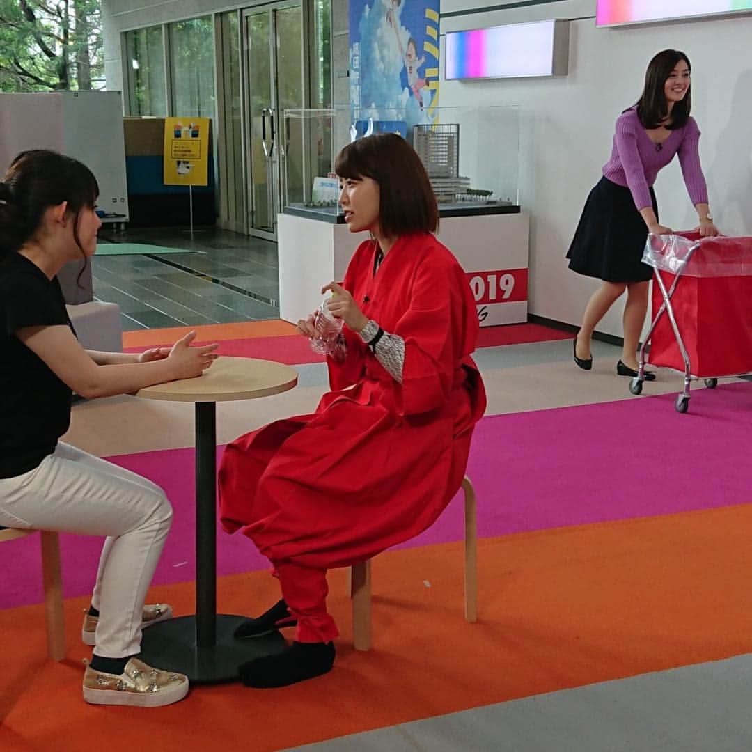 ytv女子アナ向上委員会のインスタグラム：「今週のギューン↑のひとコマ❤️ 黒木が諸國に真剣相談！？ 悩み多きお年頃なのかしら・・・ 答えは今週放送のギューンで！ ytv.co.jp/announce/kojo/… #ギューン #黒木千晶 #諸國沙代子 #中村秀香 #なにをしてるんでしょうか #ytv #読売テレビ #悩み相談 #お年頃」