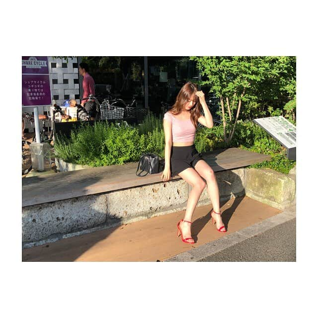 荒井レイラさんのインスタグラム写真 - (荒井レイラInstagram)「太陽サンサン🌞🌹 夏ってこんなに暑かったんだね。笑 #ショーパン #ショーパンレイラ」7月2日 15時59分 - reira_arai_off