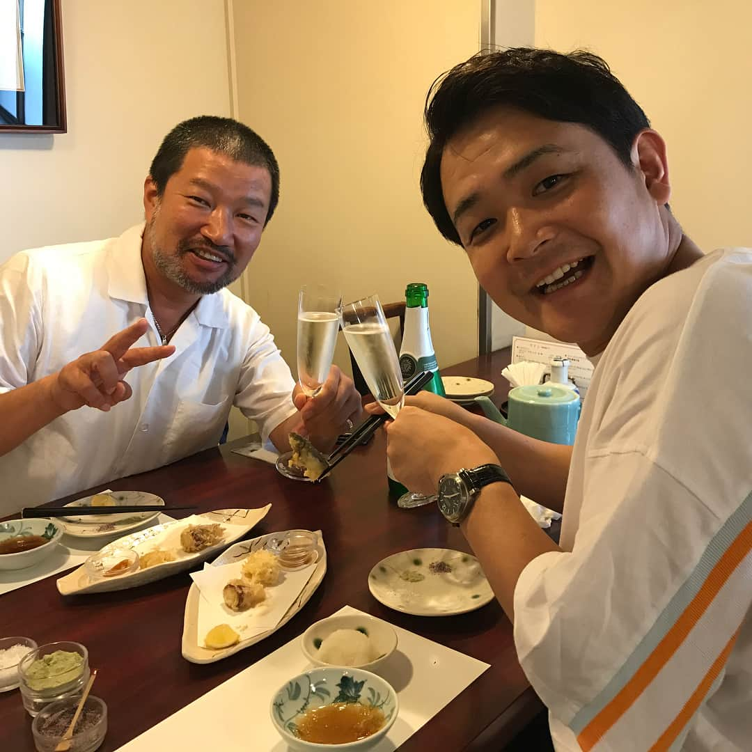 ノブ さんのインスタグラム写真 - (ノブ Instagram)「ふとした事から人生が好転することがある。それは徳の積み重ねから生じること。 本社でパチンコでも行こうかみたいな顔をしてたら木村祐一さんから天ぷら食べて映画観ない？とあの頃の銀幕みたいなお誘いを受けた。 最高の天ぷらと映画でした。  以前食リポロケで変なタイミングでカンペでクセはどう？て出た時に大声でクセが凄い！！て言ったらシーンとしたけど満足そうにしてたDに与えた徳が今帰って来ました。 ありがとうD #木村さん #ごちそうさまでした #カメラを止めるな #絶対観た方がええよ #最高ナイス #最高でした #木村さんからも凄そうな映画のアイデア聞いた #みなさんユーモアが凄い」7月2日 17時13分 - noboomanzaishi