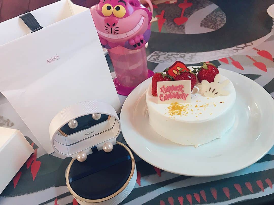 野田華子さんのインスタグラム写真 - (野田華子Instagram)「ディズニーで2人からお誕生日お祝いしてもらったよ😭🎂 . クイーンオブハートのケーキと プレゼントはAHKAHの大ぶりパールが可愛いペルレピアス さっそくパークでつけました🌈  なかも、 @sonkyou1013 ありがとう〜💕💕 3人で大事な日をお祝いするのもう何回目かな？？ 次はなかもの誕生日！ . . #キメ顔 #爆笑 #キメ顔 #爆笑 #いつも楽しい #とにかく楽しい #笑  #ズッコケ三人組 #誕生日 #お祝い #ありがとう #birthday #クイーンオブハート #不思議の国のアリス #チェシャ猫 #AHKAH #ピアス #パール #パールピアス #❤️」7月2日 18時40分 - noda.hanako