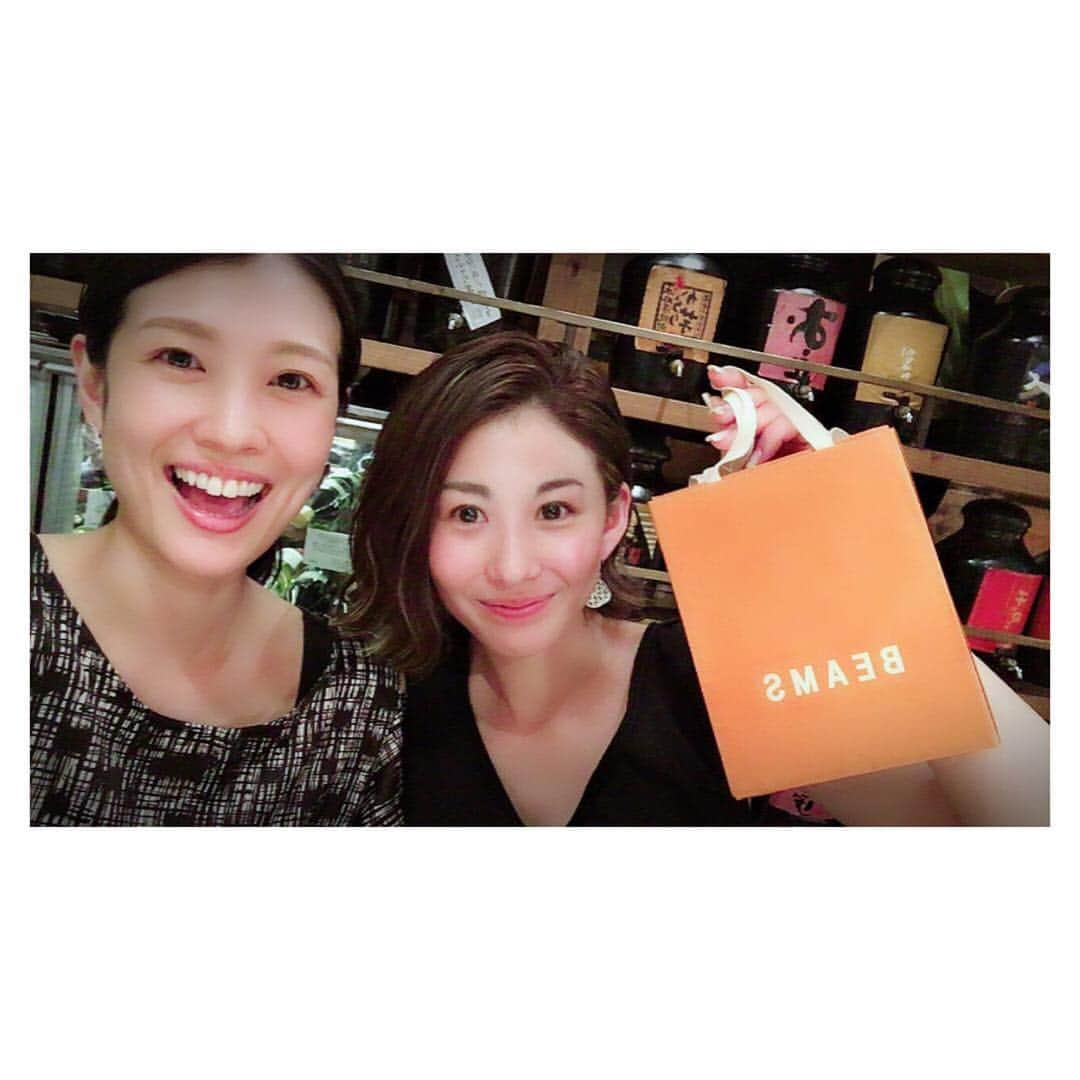 由樹さんのインスタグラム写真 - (由樹Instagram)「・ 5月ぶりに🍻  チホが、可愛いよね〜と気になってる様子だったアクセサリーを、ちょうど誕生日が近かったのでプレゼント🎁 ・ ・  次は新居に遊びに来なはれ🐾😎 ・ ・  #ご飯#久しぶり#誕生日#プレゼント #たくさん使いたまえ  #しかし暑いね #早く夏終わらないかな w #私もショートにしたい #dinner#present#happybirthday #summer#beer」7月2日 19時13分 - yu.u.ki100