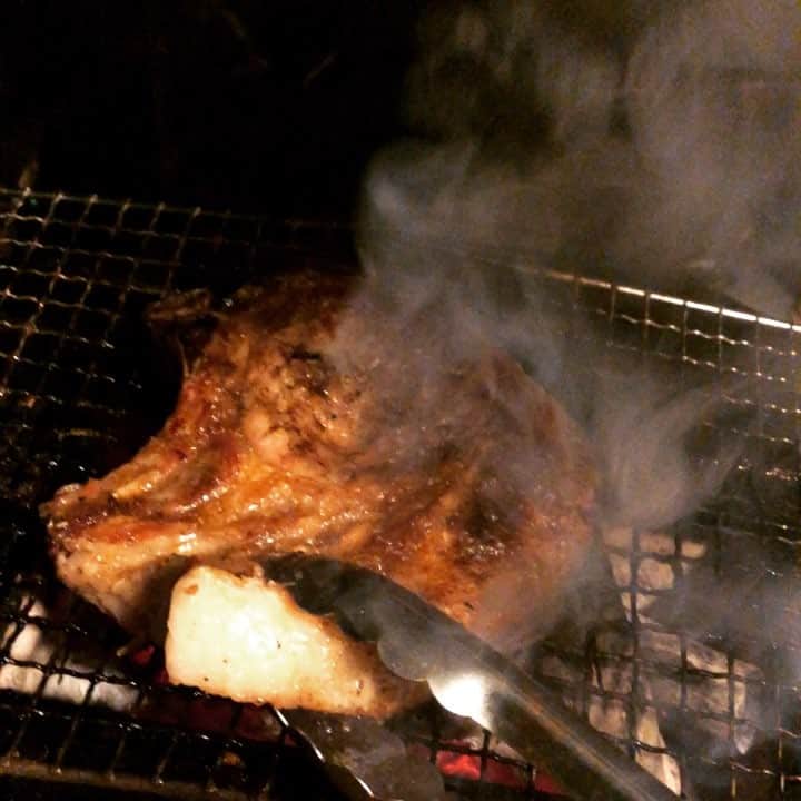 Il Fiume イルフューメのインスタグラム：「炭火でじっくり焼きあげてます。 夏は豚肉でスタミナを！ #渋谷イタリアン#渋谷ディナー #イルフューメ#ilfiume#渋谷グルメ #肉#骨付#松阪ポーク#炭火」