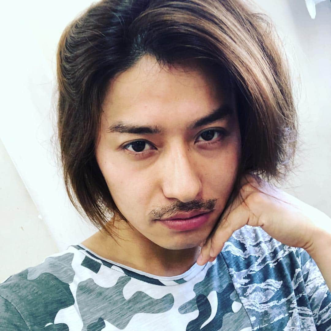 武田航平さんのインスタグラム写真 - (武田航平Instagram)「これが噂のヒゲポテト。 #水上剣星 × #武田航平 #カズミン #ポテト #ヒゲ #猿渡一海  #氷室幻徳  #仮面ライダービルド #仮面ライダーグリス #仮面ライダーローグ #ポテトヘッド #samurai #ここが噂のエルパラシオ  #10年後の武田航平 #老け加工済 #本日の北都会議終了 #カシラ #彼氏シリーズ #彼氏がおとなぶってるなう #彼氏がヒゲ付けた写真おくってきてカッコイイって言われようとしてるなう #彼氏の欲しがり方がきびしめなう #彼氏がヒゲなう #彼氏が水上剣星に憧れてるなう につかっていーよ #髪色パールグレーが映えてる #水上剣星のジョニデ感 #剣星さんハリウッド俳優疑惑 #ひげは自前じゃありません」7月2日 19時20分 - kouhei_takeda.official