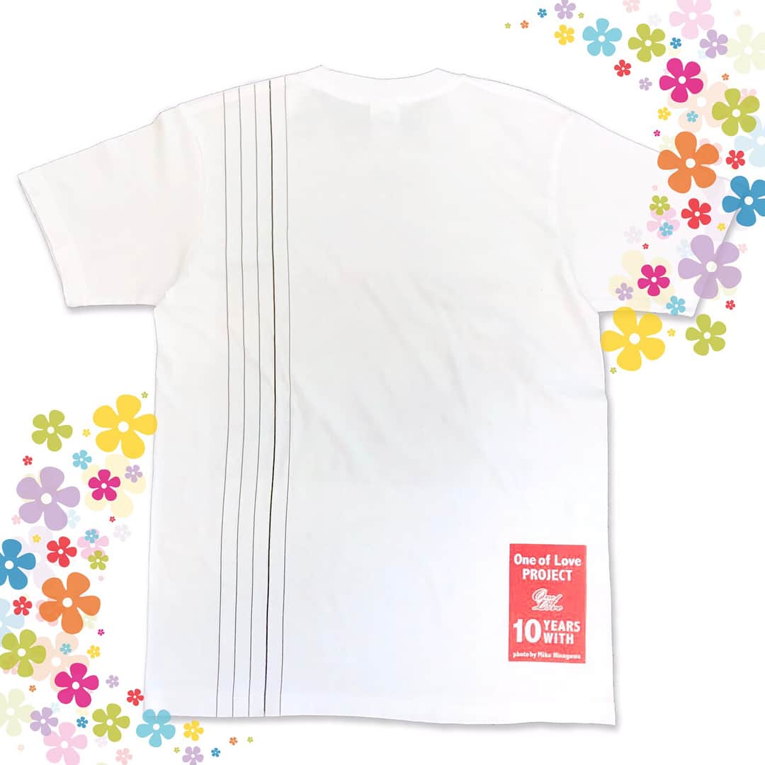 夏木マリさんのインスタグラム写真 - (夏木マリInstagram)「GIGで完売した 「10 YEARS WITH Special T-shirt」 好評だったので、追加生産しました！ 今日からNATSUKI ROCKで20枚限定発売してまーす🌹 蜷川実花さん撮り下ろしのマリルージュプリントTee！ ゲットしてね！ 途上国の子どもたちの支援になります。 #OneofLoveプロジェクト #10YEARSWITH #SpecialTshirt #MikaNinagawa #マリルージュ #Tシャツ #支援 #NATSUKIROCK #n #marinatsuki #m #夏木マリ」7月2日 19時35分 - mari_natsuki