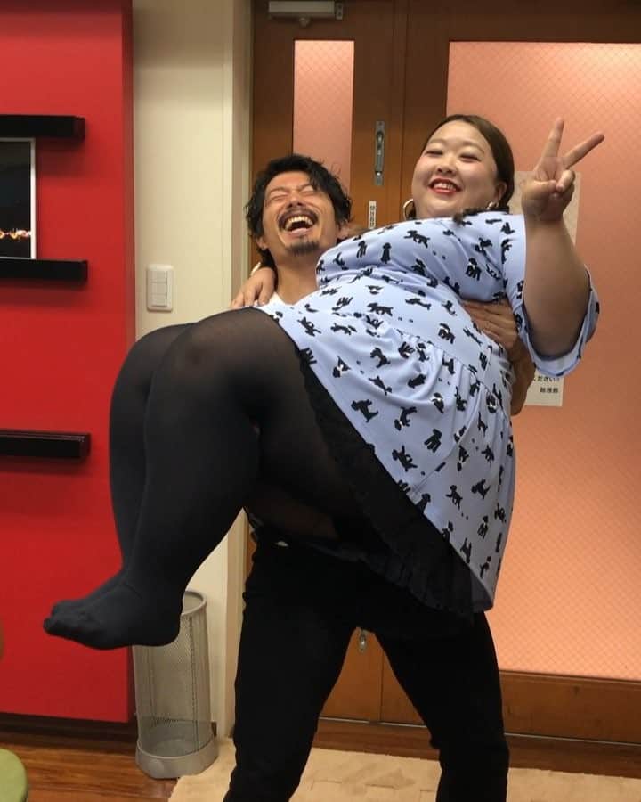 コアラ小嵐のインスタグラム：「今日の筋トレ！ 103kg×1  どんぐりパワーズ ミナコちゃん @mi7kooooo  #お姫様抱っこ #ビスケットオリバ #おまたせしたねマリア #刃牙 #バキ」