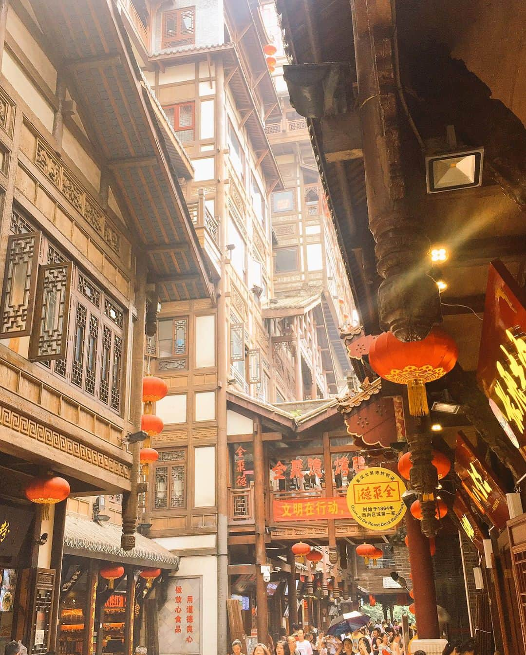 Animenz（アニメンズ）のインスタグラム：「Once if the most fascinating places I have ever been is the Hongyadong (洪崖洞) building complex. Almost feels like a city inside a city and it's full with food stalls, restaurants and tea parlors. Can't believe it was a Chinese military fortress in the past  #chongqing #hongyadong #ghibli #spiritedaway」