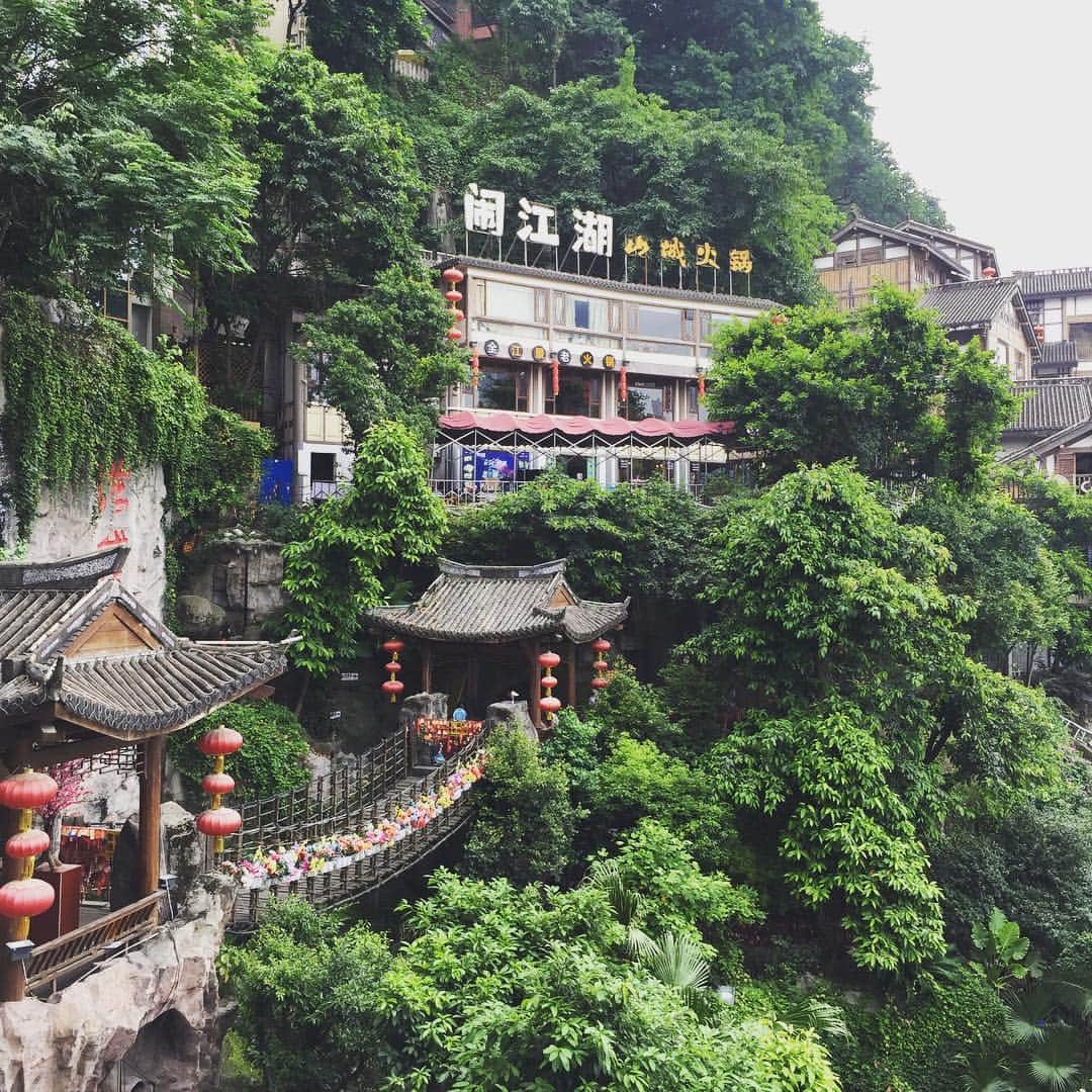 Animenz（アニメンズ）のインスタグラム：「The outside view of the Hongyadong complex is simply outstanding. Can't believe this view is possible in a 22 Million metropolis like Chong Qing  #chongqing #hongyadong #ghibli #spiritedaway」