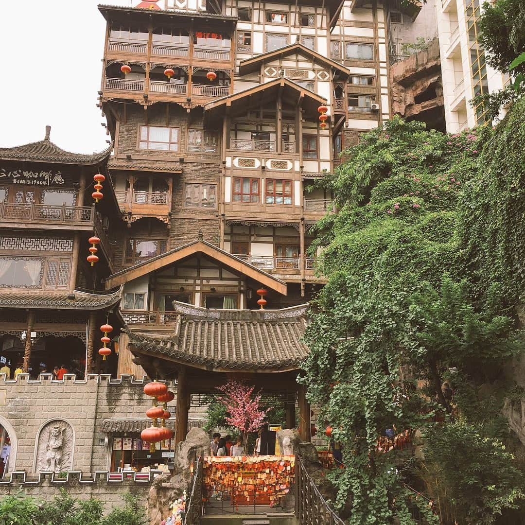 Animenz（アニメンズ）のインスタグラム：「Hayao Miyazaki used his building as one of his inspirations to create the bathing house in the Ghibli Movie Spirited Away. The resemblance is undeniable  #chongqing #hongyadong #ghibli #spiritedaway」