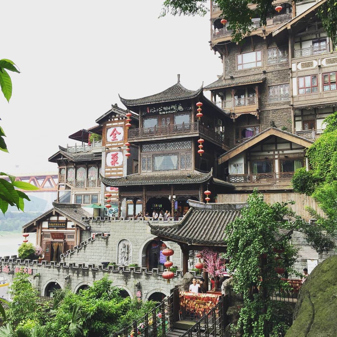 Animenz（アニメンズ）のインスタグラム：「This building is simply too epic.  I am in complete love.  #chongqing #hongyadong #ghibli #spiritedaway」