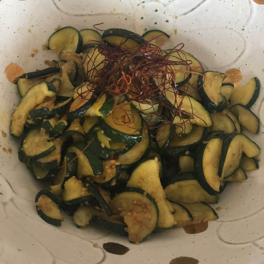 内田恭子さんのインスタグラム写真 - (内田恭子Instagram)「お友達の岩下美帆ちゃんのM’s salonのお料理教室へ。いつも独学のお料理でマンネリ化していたので、新しく美味しいレシピにテンションが上がります。夏にぴったり、見栄えもよく、美味しいなんて！！大好きな人たちとのお料理タイムはあっという間。楽しかったー。  #mssalon #cookingclass #summerrecipes #夏のお料理レッスン #香菜と押し豆腐のサラダ #ズッキーニのナムル #鶏ひきと長芋の茶碗蒸し #スティック春巻き2種類 #茄子と豚肉の黒酢煮込み #フルーツトマトと生ハムのピラフ #内田恭子 #kyokouchida」7月2日 20時37分 - kyoko.uchida.official