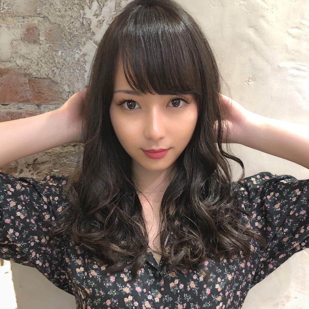 及川天和さんのインスタグラム写真 - (及川天和Instagram)「🌼 #前髪 でイメチェン 🌼@tenhouo スタイル 目にかからないで、自分にぴったりな前髪はいかがですか？☺︎ 職場やバイト先で使える暗髪カラーが得意です！😳 #ミックス巻き ラフに仕上げて可愛く✨ ・ 巻いても可愛いく✨ ・ ・ #おろし流し の前髪は可愛い⭐️ #イメチェン はお任せください！ ・ 小顔シルエットもばっちり見せます✨ #前髪カット は前髪が流しやすいように⁉️ ・ #小顔 になるようにとナチュラルになじむように！ 巻きやすいようにカット！✂️ 本当にありがとうございました！🙇 ・ オススメは ✨お電話✨【 0353577011 】はやホームページからまだまだご予約できます‼️ ・ お早めに🙇 ・ #カラー も及川にお任せください！ ・ 前髪を切るとここまで変わります‼️✨ ・ オフィスで使える可愛いカラー☺︎ ・  #ミディアムヘア ＊  #カラコン  #前髪カット #新宿 #恵比寿  #オルチャン #グレージュ  #キンプリ  #メイク  #コスメ  #欅坂46 #アイメイク  #アイシャドウ #乃木坂46#斎藤飛鳥#白石麻衣#西野七瀬#けやき坂46#長濱ねる #twice #小松菜奈」7月2日 20時32分 - tenhouo