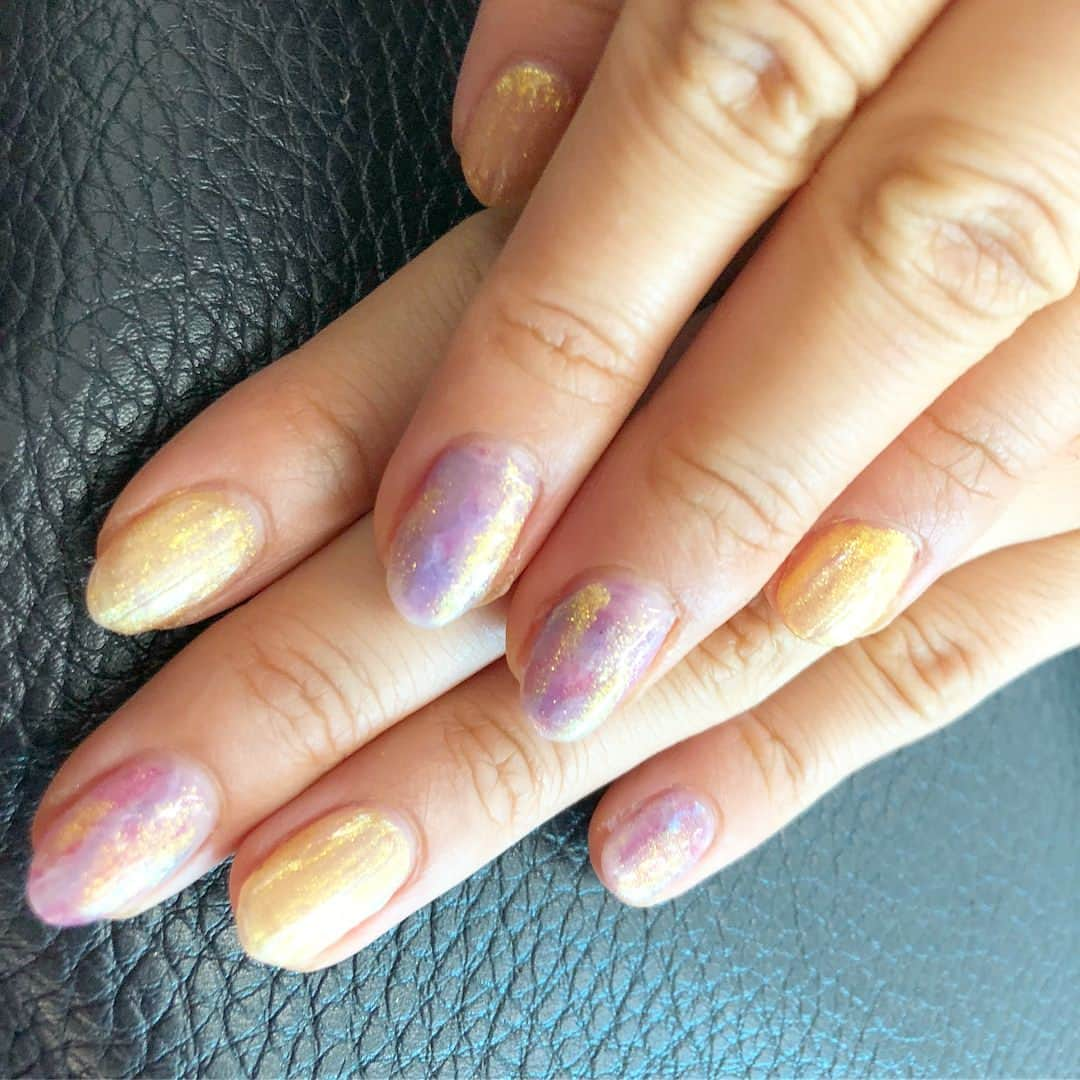 木浪しほさんのインスタグラム写真 - (木浪しほInstagram)「💅💅💅 、 大理石になりかけのマーブル😂♡ 薄くゴールドも塗ってキラキラ！ ゴールドはストライプにぽこっとしてます☝️ 、 爪がすんごい根元から折れちゃって、伸ばすために全体的に短く💔 乾燥もひどい💔 、 最終的に、1番最後の動画のネイルに変身します😂 クリア度高めにして、シルバーっぽいラメに♪ それが一番お気に入り♡ 、 ５月１３日にやったネイル💅 これまた今更w ストーリーにものっけてます！ . #きなネイル#セルフネイル#セルフネイラー#ジェルネイル#newnail #selfnail #gelnail #マーブルネイル#大理石ネイル#」7月2日 21時14分 - kinami__nu