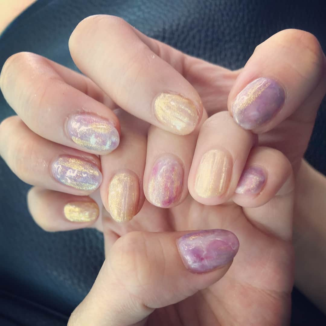 木浪しほさんのインスタグラム写真 - (木浪しほInstagram)「💅💅💅 、 大理石になりかけのマーブル😂♡ 薄くゴールドも塗ってキラキラ！ ゴールドはストライプにぽこっとしてます☝️ 、 爪がすんごい根元から折れちゃって、伸ばすために全体的に短く💔 乾燥もひどい💔 、 最終的に、1番最後の動画のネイルに変身します😂 クリア度高めにして、シルバーっぽいラメに♪ それが一番お気に入り♡ 、 ５月１３日にやったネイル💅 これまた今更w ストーリーにものっけてます！ . #きなネイル#セルフネイル#セルフネイラー#ジェルネイル#newnail #selfnail #gelnail #マーブルネイル#大理石ネイル#」7月2日 21時14分 - kinami__nu