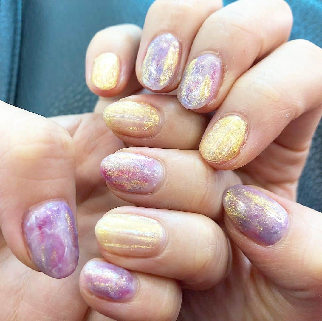 木浪しほのインスタグラム：「💅💅💅 、 大理石になりかけのマーブル😂♡ 薄くゴールドも塗ってキラキラ！ ゴールドはストライプにぽこっとしてます☝️ 、 爪がすんごい根元から折れちゃって、伸ばすために全体的に短く💔 乾燥もひどい💔 、 最終的に、1番最後の動画のネイルに変身します😂 クリア度高めにして、シルバーっぽいラメに♪ それが一番お気に入り♡ 、 ５月１３日にやったネイル💅 これまた今更w ストーリーにものっけてます！ . #きなネイル#セルフネイル#セルフネイラー#ジェルネイル#newnail #selfnail #gelnail #マーブルネイル#大理石ネイル#」