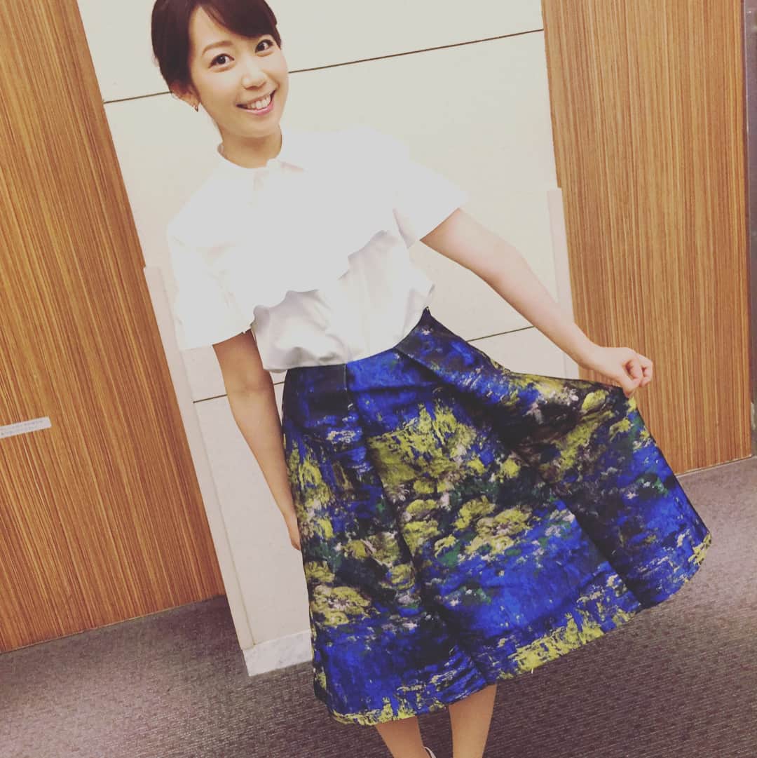 須黒清華のインスタグラム：「今日は、水原姉さんを見習って、ブルーコーディネートにしてみました♪ 私服もブルー♪ 頑張れ日本‼︎🇯🇵 サッカーの応援は、WBSを観た後でっ✨ 今日は東大アメフト部の一般社団法人設立について、取材してきました。 #ワールドビジネスサテライト #サッカー日本代表 #ブルーコーディネート」