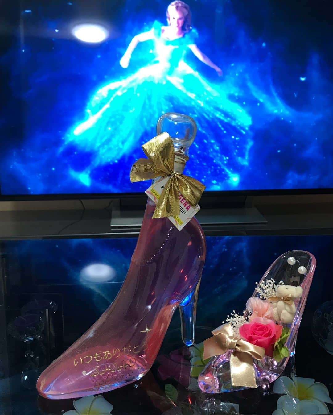 坂井志帆のインスタグラム：「実写版シンデレラ👠✨みとったらガラスの靴欲しくなってきたぁ〜🤣💕w 只今のガラスの靴コレクション２👠💕 ほんでドたいぷのガラスの靴見つけた😍❤️❤️ #シンデレラ#実写版#ガラスの靴#お気に入り#宝物#新入り欲しいw」