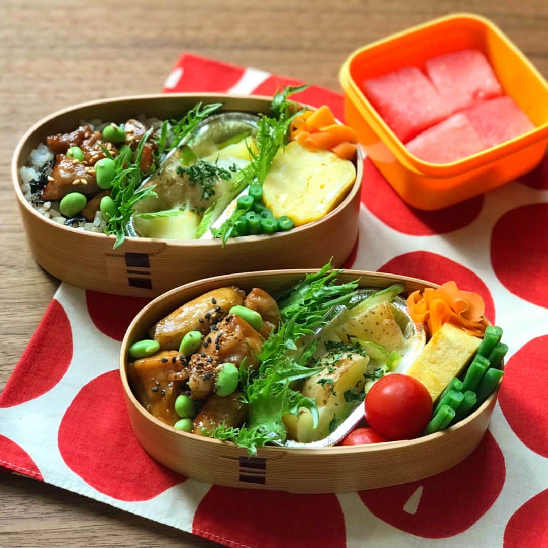 kokochiyoiさんのインスタグラム写真 - (kokochiyoiInstagram)「2018/07/03 火曜日、#今日のお弁当 は、 #焼き鳥弁当。 照り照り焼き鳥に#枝豆 (息子は#焼き鳥丼 風)、 ジャガイモとアスパラのチーズ焼き、 甘い#卵焼き、#キャロットラペ、 そのまま(茹でるだけ)で とびきりおいしい#鹿児島産 いんげん、 息子のデザートはスイカ。 ✳︎ ✳︎ ✳︎ 小さなグラタン型、 ミニパウンドケーキ用なのですが、 お弁当用にとっても便利です♡ #便利グッズ」7月3日 9時39分 - kokochiyoi