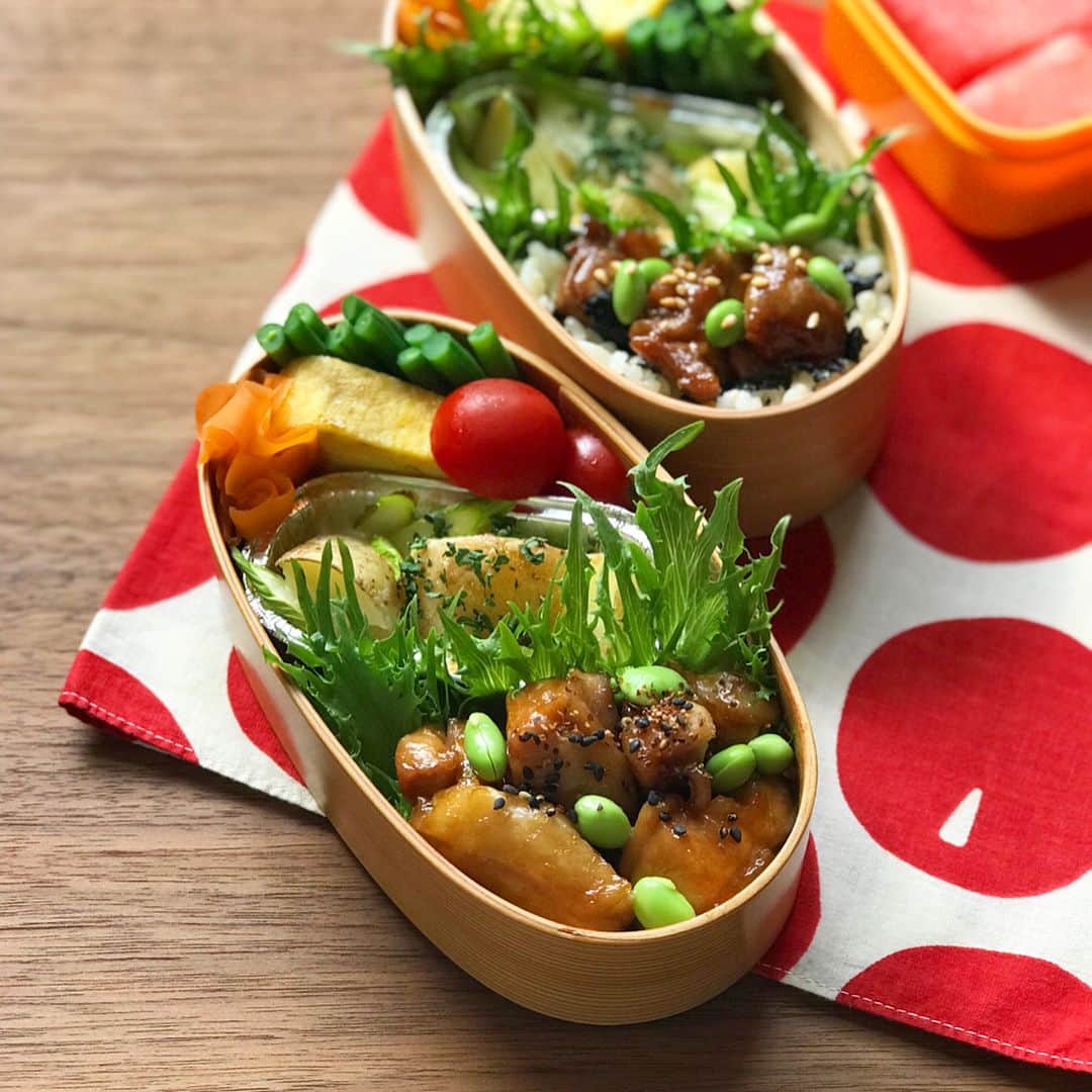 kokochiyoiさんのインスタグラム写真 - (kokochiyoiInstagram)「2018/07/03 火曜日、#今日のお弁当 は、 #焼き鳥弁当。 照り照り焼き鳥に#枝豆 (息子は#焼き鳥丼 風)、 ジャガイモとアスパラのチーズ焼き、 甘い#卵焼き、#キャロットラペ、 そのまま(茹でるだけ)で とびきりおいしい#鹿児島産 いんげん、 息子のデザートはスイカ。 ✳︎ ✳︎ ✳︎ 小さなグラタン型、 ミニパウンドケーキ用なのですが、 お弁当用にとっても便利です♡ #便利グッズ」7月3日 9時39分 - kokochiyoi