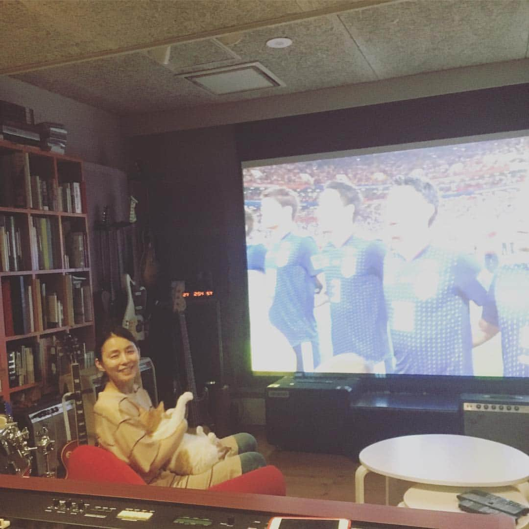 石田ゆり子さんのインスタグラム写真 - (石田ゆり子Instagram)「うちのテレビの音が出ないうえに 映像が出なくなり、 わたしは真夜中に起きて 礼子さんのおうちに 来ました… 田島照久さんの 秘密基地で、 大画面でみまーす！！ 頑張れ日本🇯🇵 #w杯」7月3日 3時02分 - yuriyuri1003