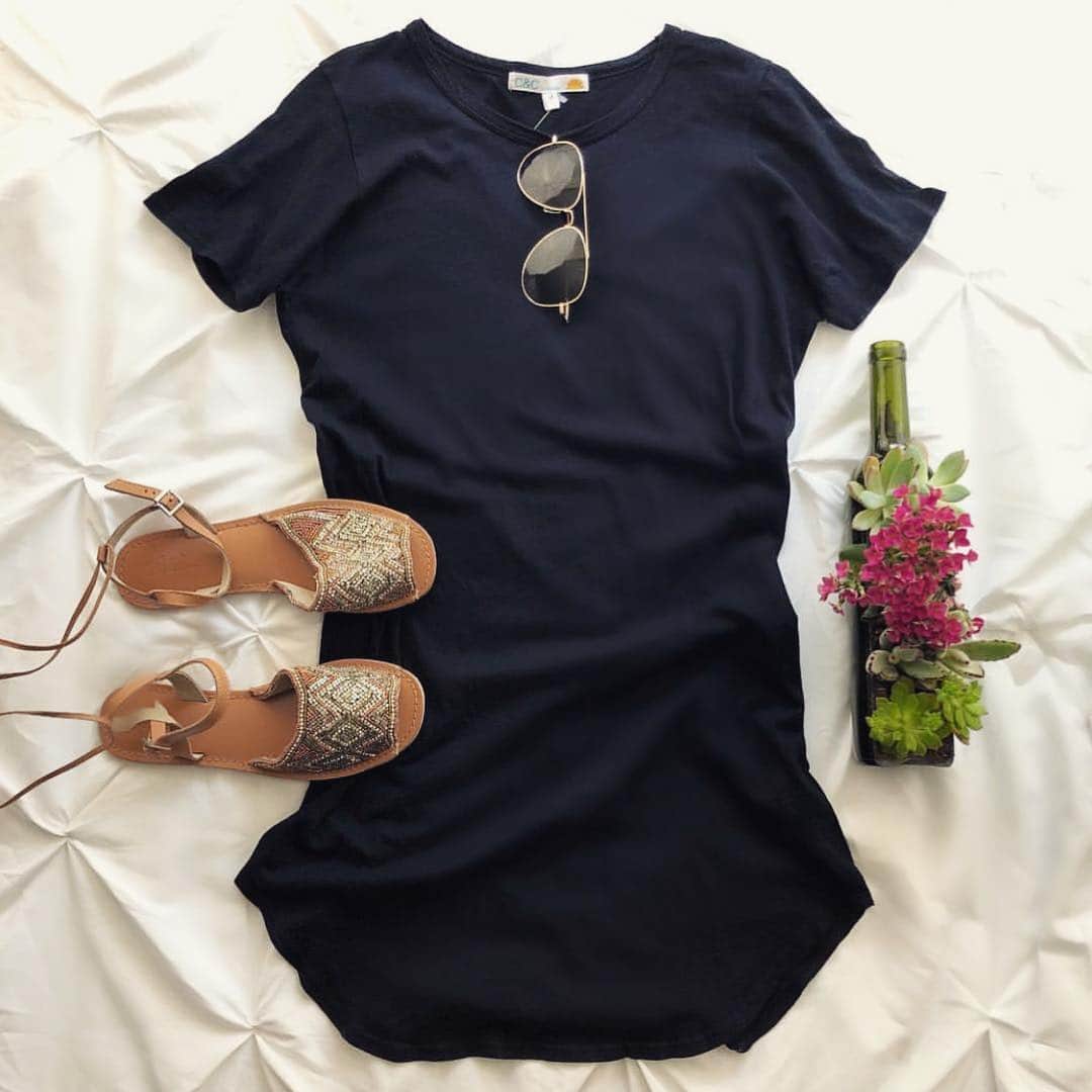 C&Cカリフォルニアのインスタグラム：「Sometimes the best #OOTD is just a simple black dress! via @phoenixfaun」