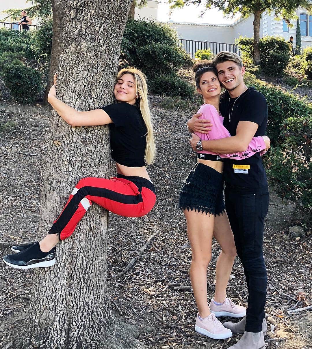 Leleponsさんのインスタグラム写真 - (LeleponsInstagram)「When I go on double dates😅 #singlelife (tag that friend)」7月3日 4時37分 - lelepons