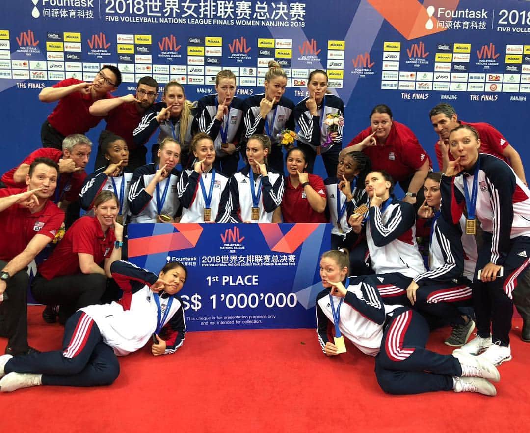キンバリー・ヒルのインスタグラム：「GOLD!!!!! So proud to have struggled through 7 weeks of brutal travel with this group and to have come out on top. . . . For those of you unfamiliar with the volleyball world...for as long as most people can remember, the prize money for women’s tourneys has been only about 1/5 of that of men’s tourneys. This year it was finally equal, matching the men’s winnings...making the victory even sweeter!!」