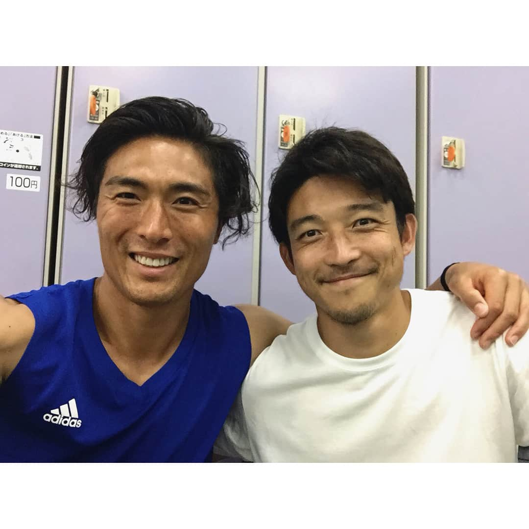 北野貴之さんのインスタグラム写真 - (北野貴之Instagram)「本間勲さん18年間、ご苦労様でした。 お逢いできたこと、感謝しています。 「環境は人を創り、人は環境を育てる」 そんな言葉が似合うように本間勲さんが大きな人間になったかと思います。 今回集まった選手、全てのアルビ戦士に通じる言葉かと思います。 偉大な先輩とともにサッカーをして、背中を見させてくれる、そんな素晴らしい環境があったアルビレックス新潟。 それについて来てくれた4万人を超えの満員になるスタジアム。アルビサポーター。 そんな素晴らしい環境が、素晴らしい人を創り出したんだと思う。  今度は、人が良い環境を育てていけるように、多くの経験を生かし、周りに伝え環境を良いものにできるようにしていくんだと思う。 本間勲さんの引退試合で感じ、自分も感じるものがありました。  今回もやはり素晴らしいスタジアムにしてくれたのは、1万5000人越えのアルビサポーター。  素晴らしい時間を一緒に創ってくれたこの時間、熱い思いをもって、鳥取へ帰ります。  本間勲さんの人徳によって集まった往年のプレーヤー。 今を走るプレーヤー。 多くの皆様に感謝しています。  #第2の故郷#新潟#サポーター#感謝#どの選手も云う#言葉」7月3日 7時03分 - takashi_kitano