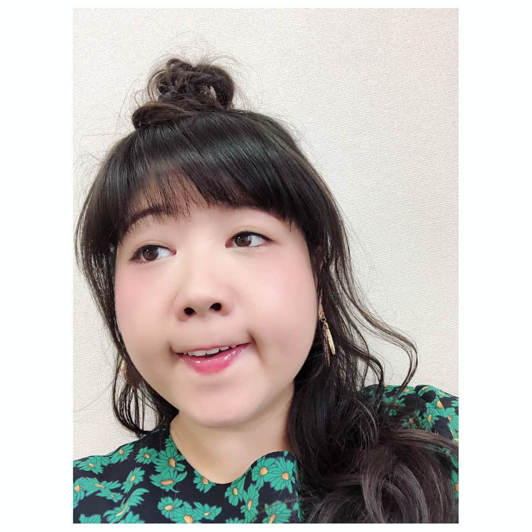 馬場園梓さんのインスタグラム写真 - (馬場園梓Instagram)「こんにちは♪  今朝の NHK「あさイチ」 のサンダルコーデを視てくださった皆様、 誠にありがとうございました！  わたしもとっても勉強になりました˚✧₊ 「何か決めポーズをください」 と言われてカメラを向けられると、 つい 球体なことを忘れてしまうから困っちゃう♪  こちらの黄色の素敵なワンピースは、 merlot(メルロー)です！  最近 半分だけおだんごを乗せる髪型がお気に入り♪  ルン♪  #yeah  #happy  #nice  #NHK #あさイチ #黄色 #ワンピース #merlot  #サンダル #おだんご #ご機嫌 #球体 #ルン♪」7月3日 18時19分 - babazonoazusa