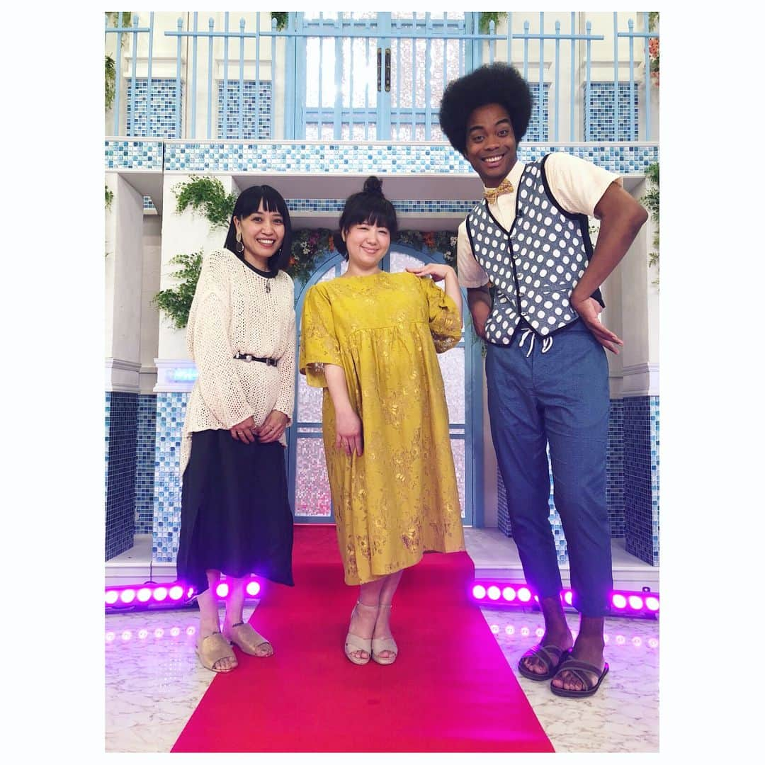 馬場園梓さんのインスタグラム写真 - (馬場園梓Instagram)「こんにちは♪  今朝の NHK「あさイチ」 のサンダルコーデを視てくださった皆様、 誠にありがとうございました！  わたしもとっても勉強になりました˚✧₊ 「何か決めポーズをください」 と言われてカメラを向けられると、 つい 球体なことを忘れてしまうから困っちゃう♪  こちらの黄色の素敵なワンピースは、 merlot(メルロー)です！  最近 半分だけおだんごを乗せる髪型がお気に入り♪  ルン♪  #yeah  #happy  #nice  #NHK #あさイチ #黄色 #ワンピース #merlot  #サンダル #おだんご #ご機嫌 #球体 #ルン♪」7月3日 18時19分 - babazonoazusa