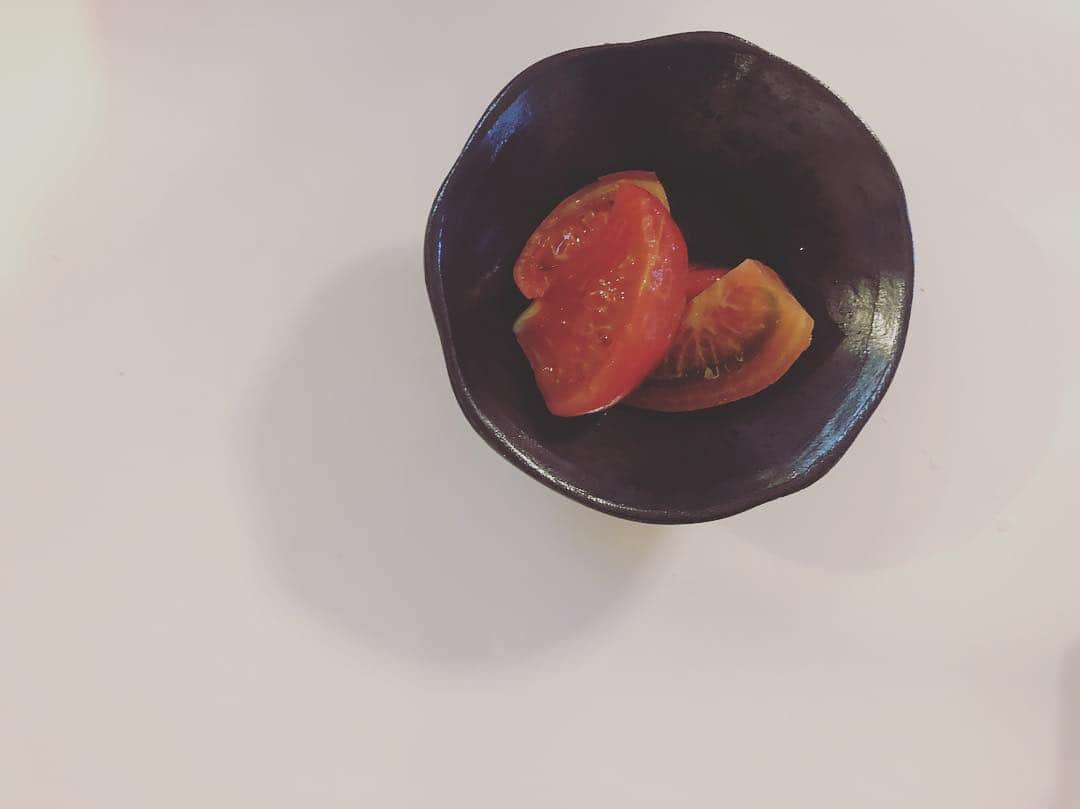 小裏奈美のインスタグラム：「トマトの日本酒漬け🍅 本当はワイン漬けにしたかったけど 日本酒しか家になかった❁︎  日本酒2合 砂糖60グラム  日本酒のアルコールを飛ばして 砂糖を加えて 湯むきしといたトマトを漬ける🍅  漬け始めて1日目に食べた時より 3日経った今日食べたほうが 日本酒のアルコールがぬけて美味しかった❤︎ ----- #野菜漬け #漬け野菜 #トマト #トマトの日本酒漬け #家おつまみ #宅飲みメニュー」