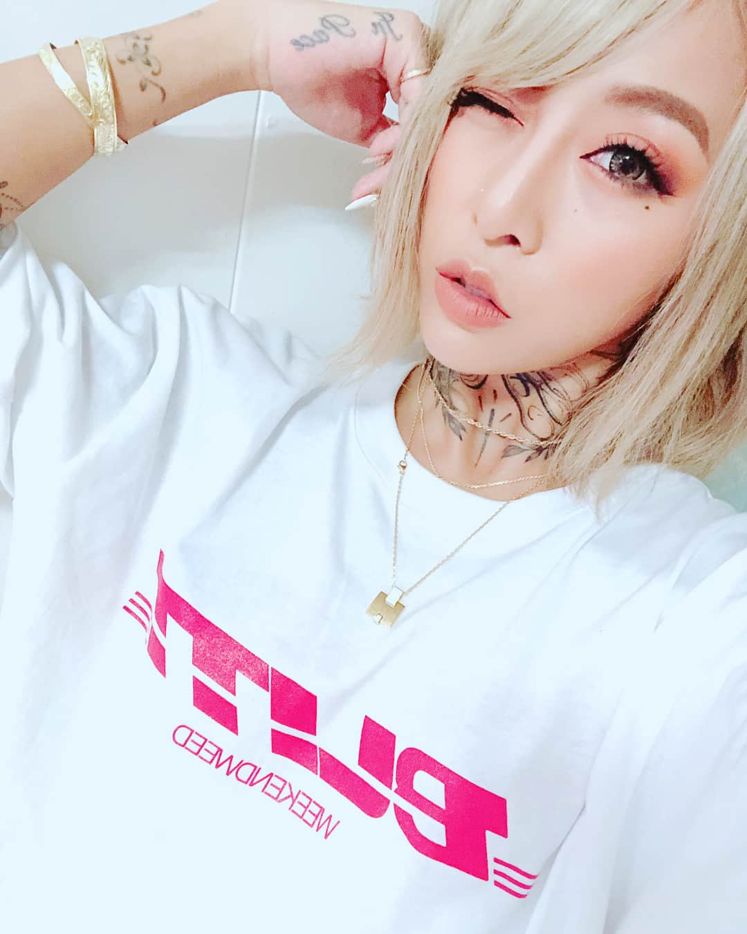 泉麻那さんのインスタグラム写真 - (泉麻那Instagram)「明日7月4日21:00〜発売の @blitt_official のNew TeeをGET🔥💜 @ayame382 ちゃん @alice346_ ちゃんのブランドだよ🤟🏾 ビックサイズで可愛い🤤 155センチだとちょっとデカめだったからショーパンにインして履いたよ😌 気になった方はチェック↓↓ @blitt_official  #blitt」7月3日 18時51分 - izumana19890629