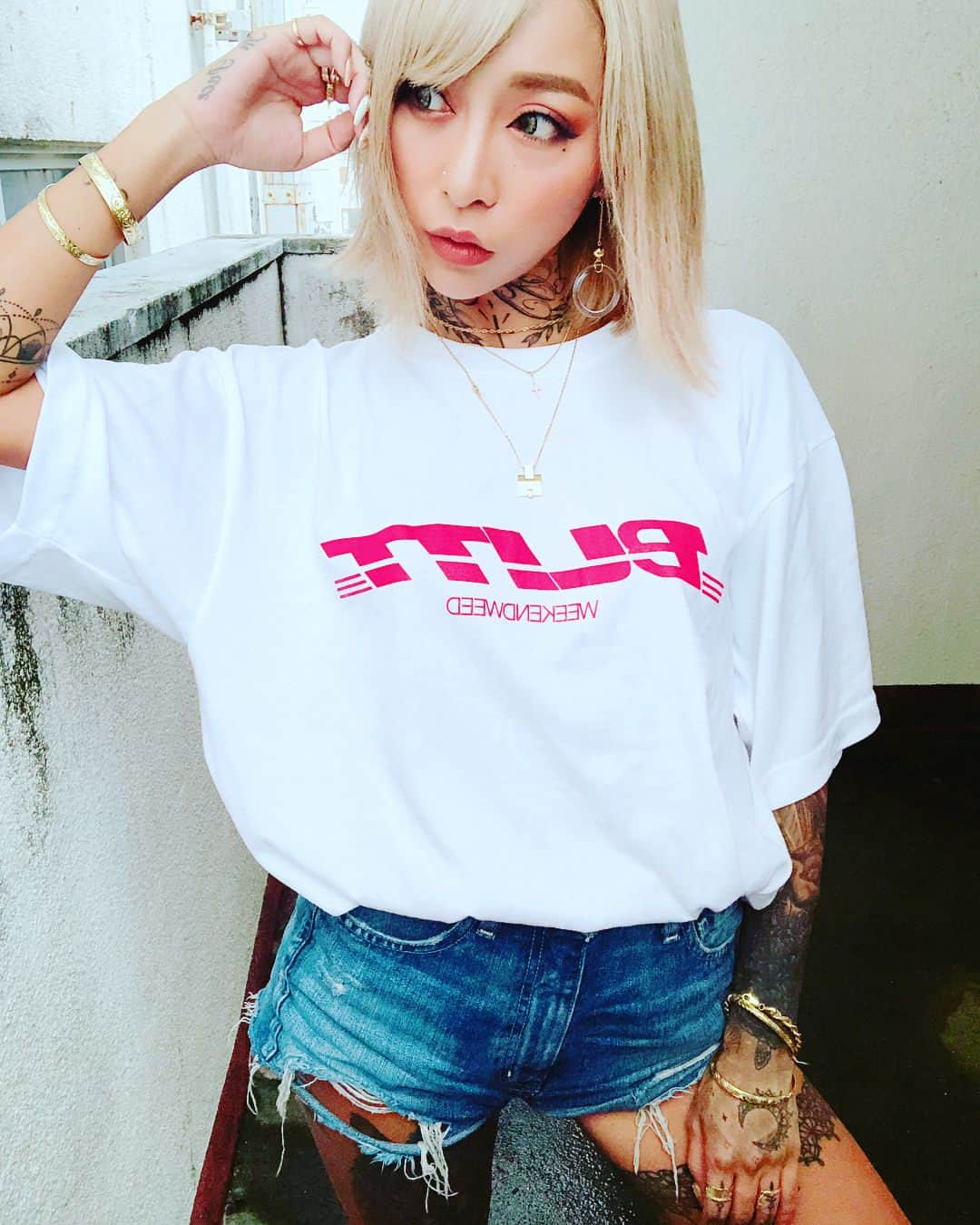 泉麻那さんのインスタグラム写真 - (泉麻那Instagram)「明日7月4日21:00〜発売の @blitt_official のNew TeeをGET🔥💜 @ayame382 ちゃん @alice346_ ちゃんのブランドだよ🤟🏾 ビックサイズで可愛い🤤 155センチだとちょっとデカめだったからショーパンにインして履いたよ😌 気になった方はチェック↓↓ @blitt_official  #blitt」7月3日 18時51分 - izumana19890629