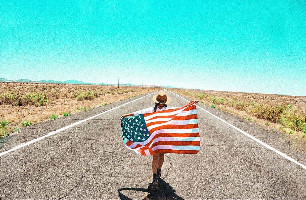 Eminanaのインスタグラム：「. . ロードトリップ中に アメリカの長くて壮大なこの道路を どうしても写真や動画に残したくて… . 車を止めてミラーレスとドローンで撮影してもらったよ🌈📸 @dji_japan . . 横にスワイプしてみてね👆🏽➡︎ . . ほぼ人がいなくてちらほら車が通るくらい✨ . . 砂漠地帯でなんにもなくて ドローンで撮ってる時に可愛い色のトレーラーが…💙 . どこを撮っても絵になるし アメリカの景色とっても好きだったな〜💓 . . #America#ロードトリップ#アメリカ旅#海外旅行#trip#travel #dji#djimavic#ドローン#カメラ女子#タビジョ#tabijyo_movie  #fashion#code#Roadtrip#星条旗#女子旅#撮影#movie  #旅好き#ドローン撮影#stayhomevacaythrowback #DECORTE_大谷翔平　@cosmedecortejp」