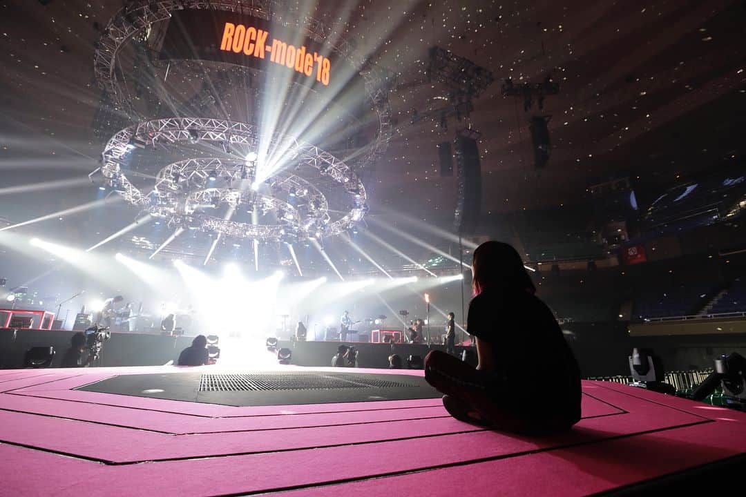 のインスタグラム：「日本公演の［eN］がファイナルを迎えました。たくさんねりねりしたツアーだったなぁ。アリーナはアリーナでしか出来ないことばっかり。 #LiSA #ASiATOUR2018 #eN #アリーナツアー #日本武道館 #大阪城ホール #にゅーメンズ #りさふく #リハ」