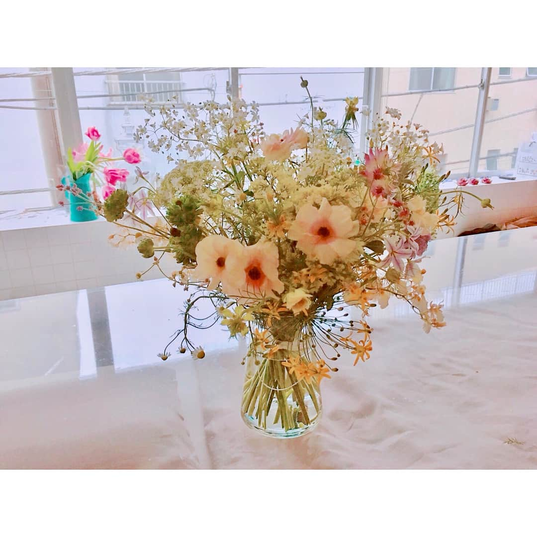 佐々木希さんのインスタグラム写真 - (佐々木希Instagram)「#with#希んちの暮らし 先月号と今月号にて フラワーアーティスト/edenworks代表の 篠崎恵美さんにお花の事を色々と学びました💐 ぜひ。」7月3日 19時06分 - nozomisasaki_official