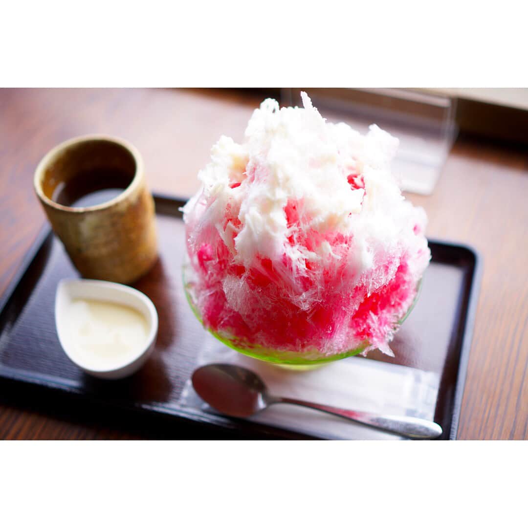 バイリンガル3兄妹さんのインスタグラム写真 - (バイリンガル3兄妹Instagram)「こんな繊細なかき氷はしばらく食べられないであろう🍧 ・ わたしが頼んだのは宇治金時ミルク白玉つき。 ・ かき氷の中にバニラアイスとあずき♡ ・ 最高よねー♡ ・ エマ華はいちごみるく♡ ・ ・ #かき氷 #宇治金時ミルク #いちごみるく #日本の夏 #バイリンガル3兄妹」7月3日 14時06分 - yucgram