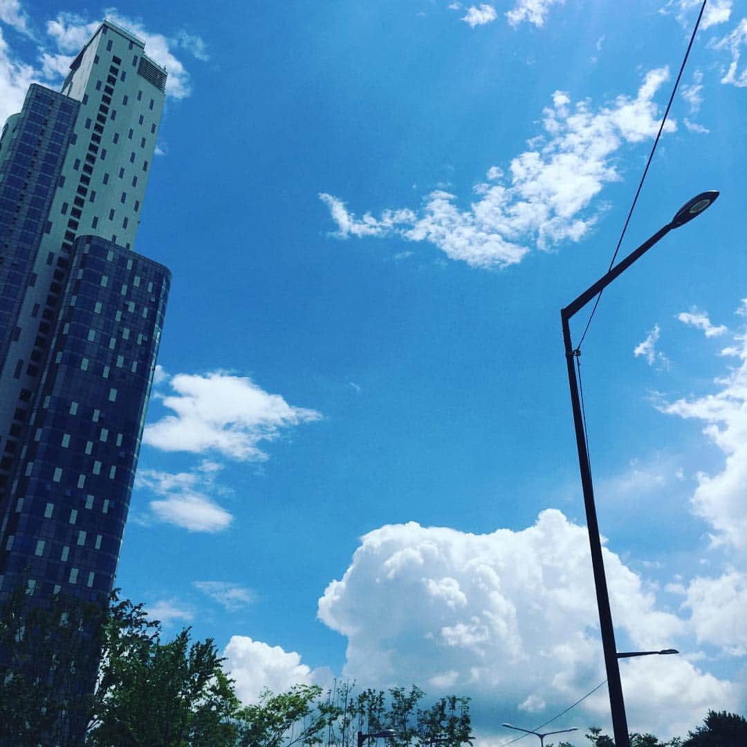 オ・ヨンスさんのインスタグラム写真 - (オ・ヨンスInstagram)「오랜만에 보는 맑은 하늘~~ 서울이 매일 이런 하늘이었으면 좋겠다ㅎ」7月3日 15時10分 - yunsoo.official