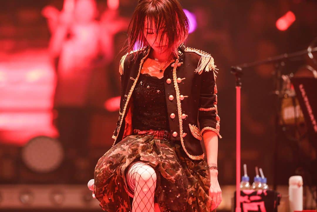 LiSAさんのインスタグラム写真 - (LiSAInstagram)「演［eN］  おたまモモコと辿るLiSAの［eN］ 8年目ということで8個の漢字で表した［eN］炎、援、怨、艶、円、宴、演、縁。 皆と作ってきたLiSA BEST -Day- LiSA BEST-Way-を、ねりねりしたツアー。  LiVE is Smile Always〜ASiA  TOUR 2018〜［eN］ 6/14.15 @日本武道館 6/30.7/1 @大阪城ホール  Photo by @kamiiisaka  hair & make by @chinatsu.tabata88  styling by @yoshida_miho  バンド［にゅーメンズ］ Gt. 高慶"CO-K"卓史 @kokei_takafumi  Gt. 生本直毅  Ba. ゆーこー (柳野裕孝) Key. 白井アキト @akito_shirai  Dr. 石井悠也 @ishiiyuya_drums  #eN #LiSA #ASiATOUR2018 #LiVEisSmileAlways #りさらいぶ」7月3日 15時21分 - xlisa_olivex