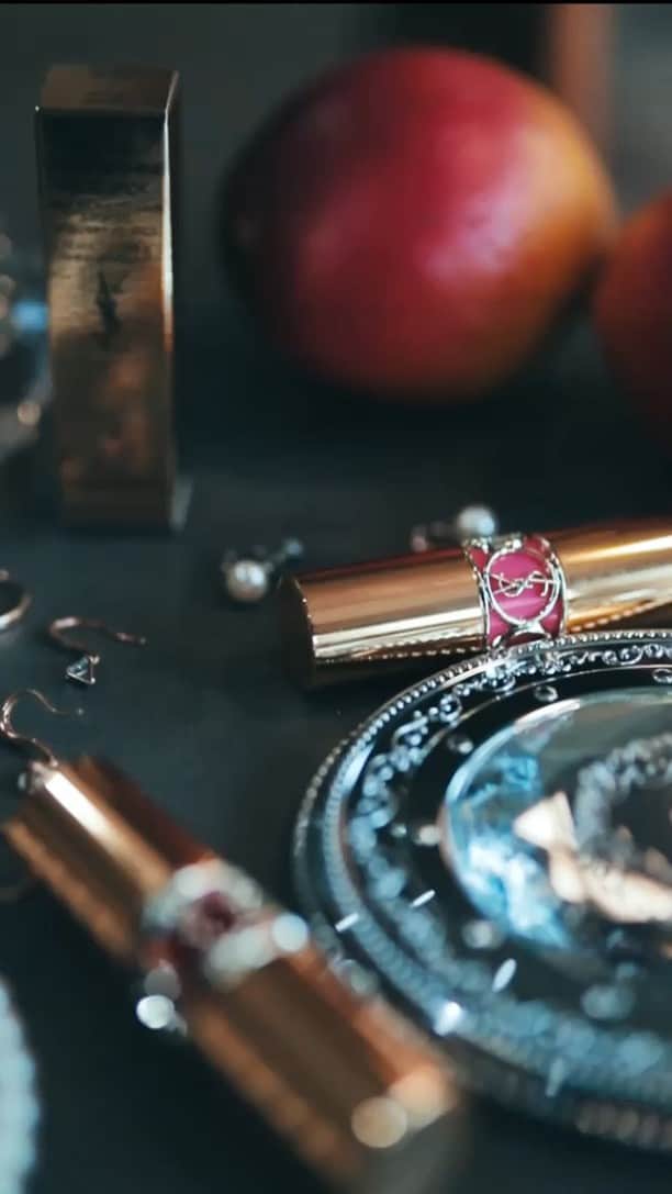 ponte_beautyのインスタグラム：「定番の人気リップ イヴ・サンローランの ルージュ ヴォリュプテ シャイン2色をご紹介♡ * ▼公式サイト https://goo.gl/dbiAGp * なめらかでとろけるようなテクスチャー👀✨ 甘いマンゴーの香りにうっとり🧡🧡 「ひと塗りで恋に落ちる、キスしてるみたいな快感」のリップ💋 * この夏のトレンドメイクと合わせて 「可愛く」「色っぽく」の2パターンでお届け。 * 1つ目はNo.60 ローズマルソー。 フレッシュな夏を感じる、 ピュアアプリコットカラーのリップ。 淡いラベンダーのアイシャドウと ピンクやコーラル系のチークと合わせて とっても可愛い夏メイクに！ * 2つ目はNo.4 ルージュバレー。 セクシーなレッドカラーのリップ。 オレンジ系のアイシャドウと あえてチークはわからないくらいに。 色っぽくヘルシーな夏メイクに！ * Model @tamaki.tsuneoka Video @tomoaki_yui Hair&Makeup @sayaka.atoguchi *」