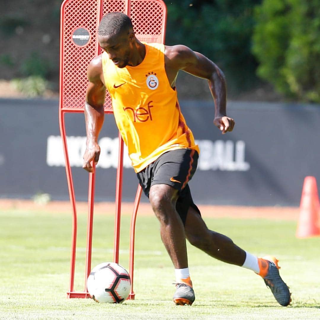 リオネル・キャロルのインスタグラム：「Antrenman ⚽️ #galatasaray #workhard」
