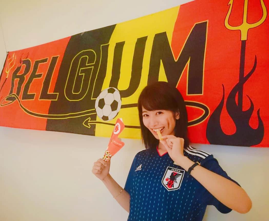 海老原優香さんのインスタグラム写真 - (海老原優香Instagram)「日本代表の皆様、観戦していた皆様、お疲れ様でした！🇯🇵 素敵な、感動する試合を ありがとうございました⚽️✨ ・ ベルギー大使館で、W杯取材を終えると真っ青な空🦋 ・ ・ ・ ほっぺに、ベルギーペイント🇧🇪 食べてるのは、ベルギーポテト🍟 背中には、#赤い悪魔#reddevils 😈  #Japan#vs#België #W杯#西野JAPAN #サムライブルー」7月3日 19時20分 - ebioffi