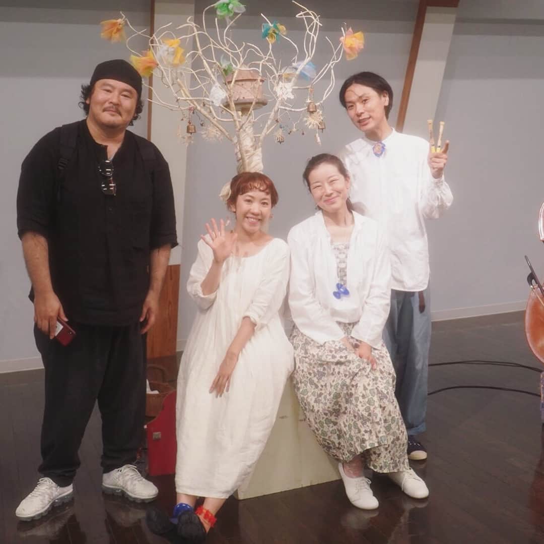 松本野々歩さんのインスタグラム写真 - (松本野々歩Instagram)「【北東北ツアーの話】 秋田のラブリーな家族 ミュージシャン英心くんと あやちゃんと はじめましての太心 お寺の和尚 紫山さん  盛岡で保育園での演奏を企画してくれてた 盛岡の姉ちゃん華子さんと 赤ちゃんの時から知ってる子どもたち  盛岡のお洒落でとっても美味しいガトーショコラ屋さん oodの皆さん Jazzy Sportのお兄さんともお話しました  会うとホッとして ただいまーって言いたくなる 東家の馬場さんと やすこさん  オガールで ファンですと声をかけてくれた すてきなワカメ屋さん  みんな あたたかすぎるるる」7月3日 20時57分 - nonohoms