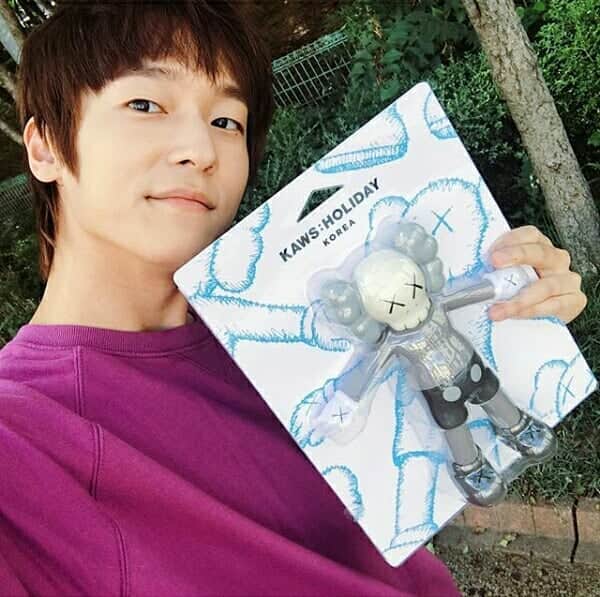 L.JOE のインスタグラム：「[Joe IG update] KAWS, welcome to 🇰🇷 #KAWS #KAWSHOLIDAY」